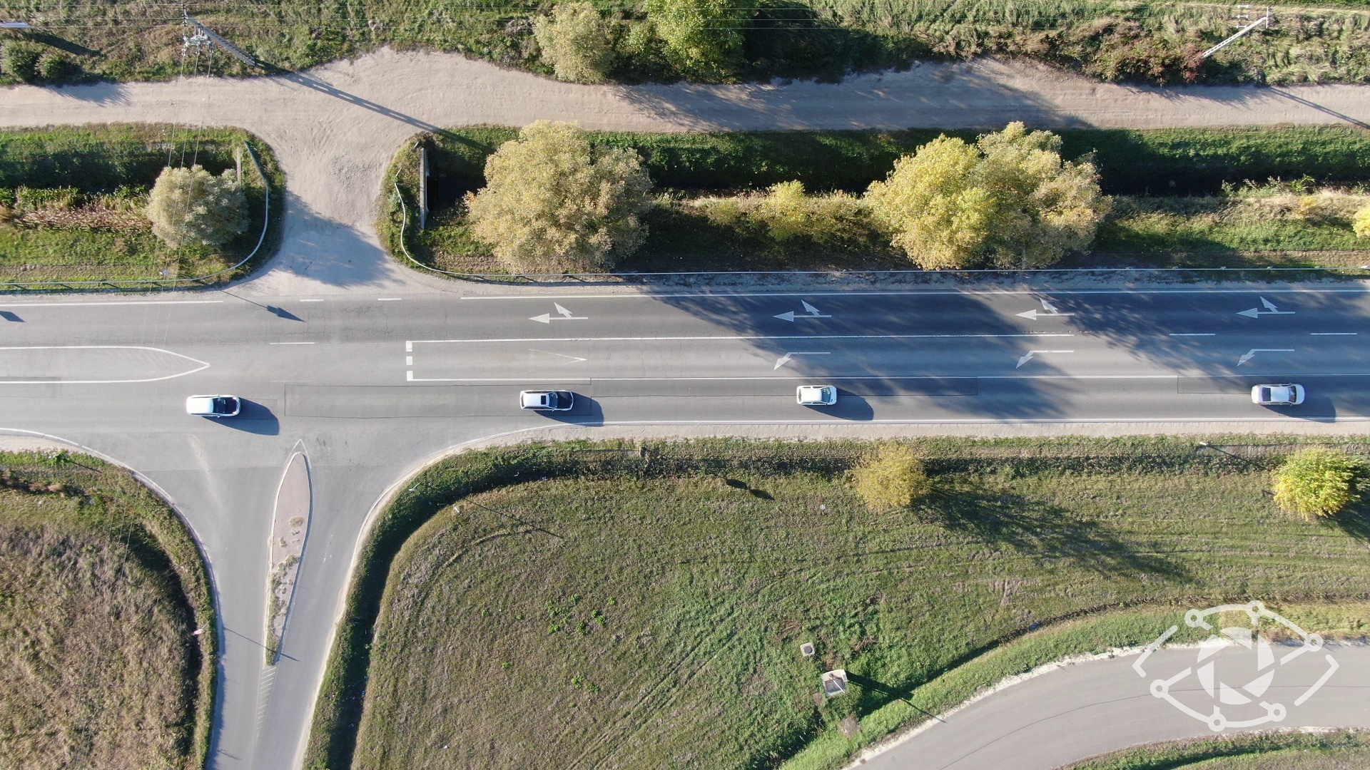 Drónos légi felvétel a lakott területen kívüli forgalomról.