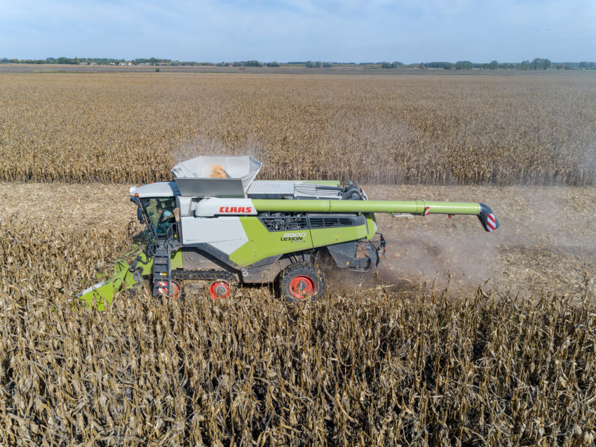 Claas Lexion 8900 magyar fejlesztésű kombájn-vágóasztallal Claas Lexion 8900 magyar fejlesztésű kombájn-vágóasztallal